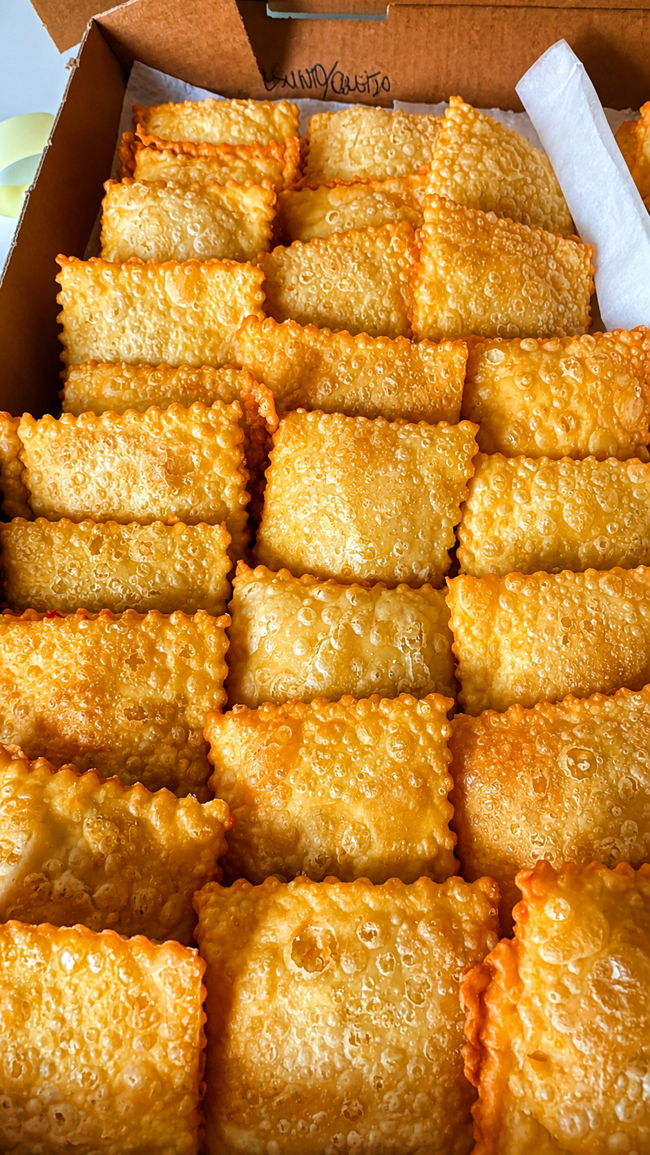 Mini pastéis dourados e crocantes